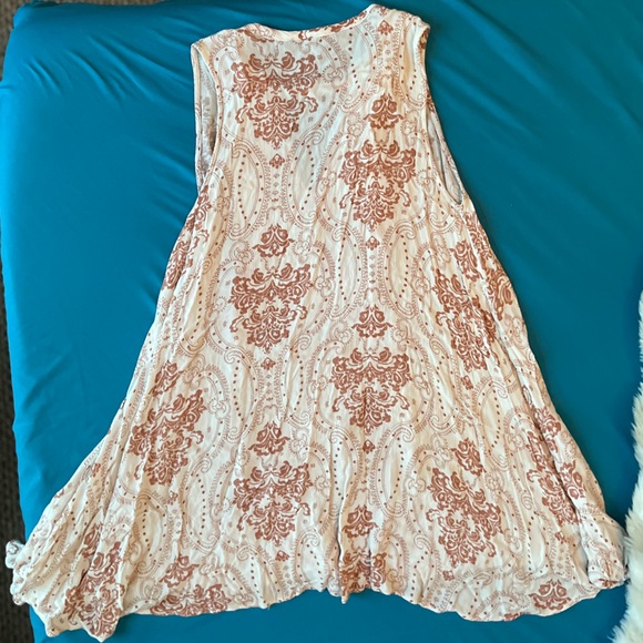 Cute Sleeveless top with front cutout flared bottom blouse size Small - Picture 16 of 16